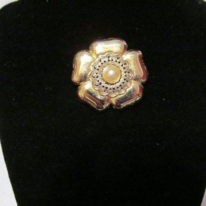 Monet gold tone brooch pin pearl
